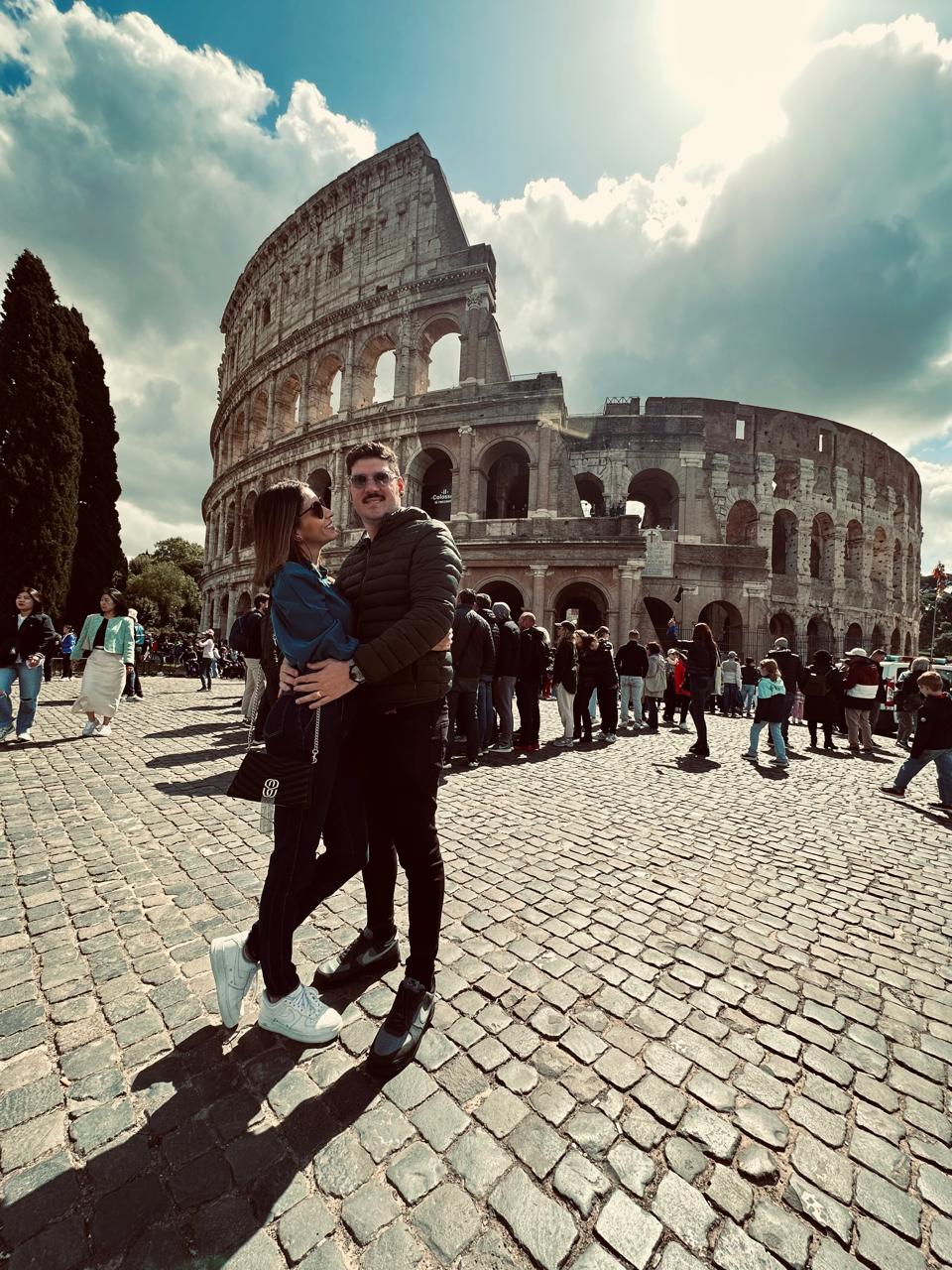 Casal cliente da Harpya em Roma, em frente ao Coliseu